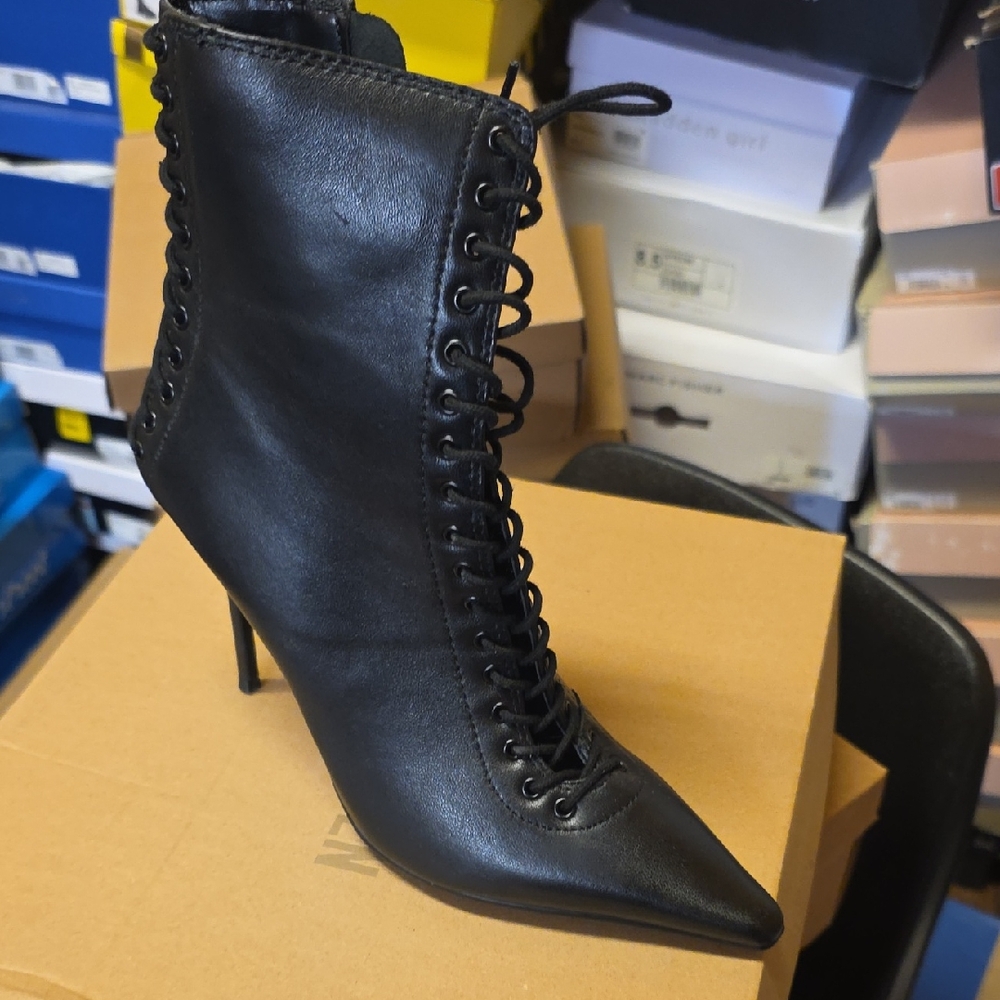 Elegant  Steve Madden Black Lace-Up Ankle Boots